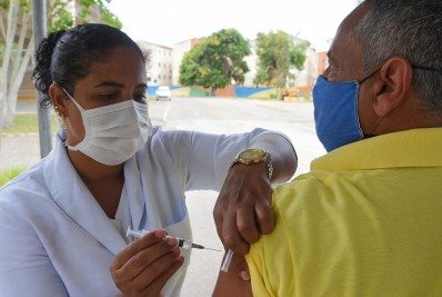 Campos começa a vacinar idosos acima de 90 anos contra a Covid-19 para nesta quinta (18)