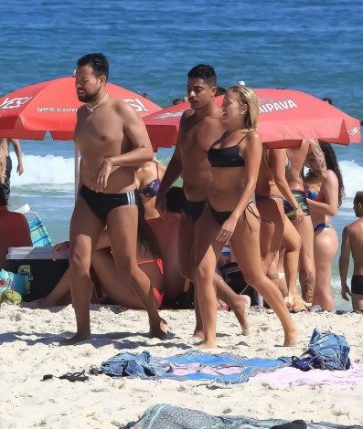 Gabi Lopes, que trocou beijos com outra mulher no reality show de Anitta, vai à Praia da Barra da Tijuca, na Zona Oeste do Rio, com o namorado