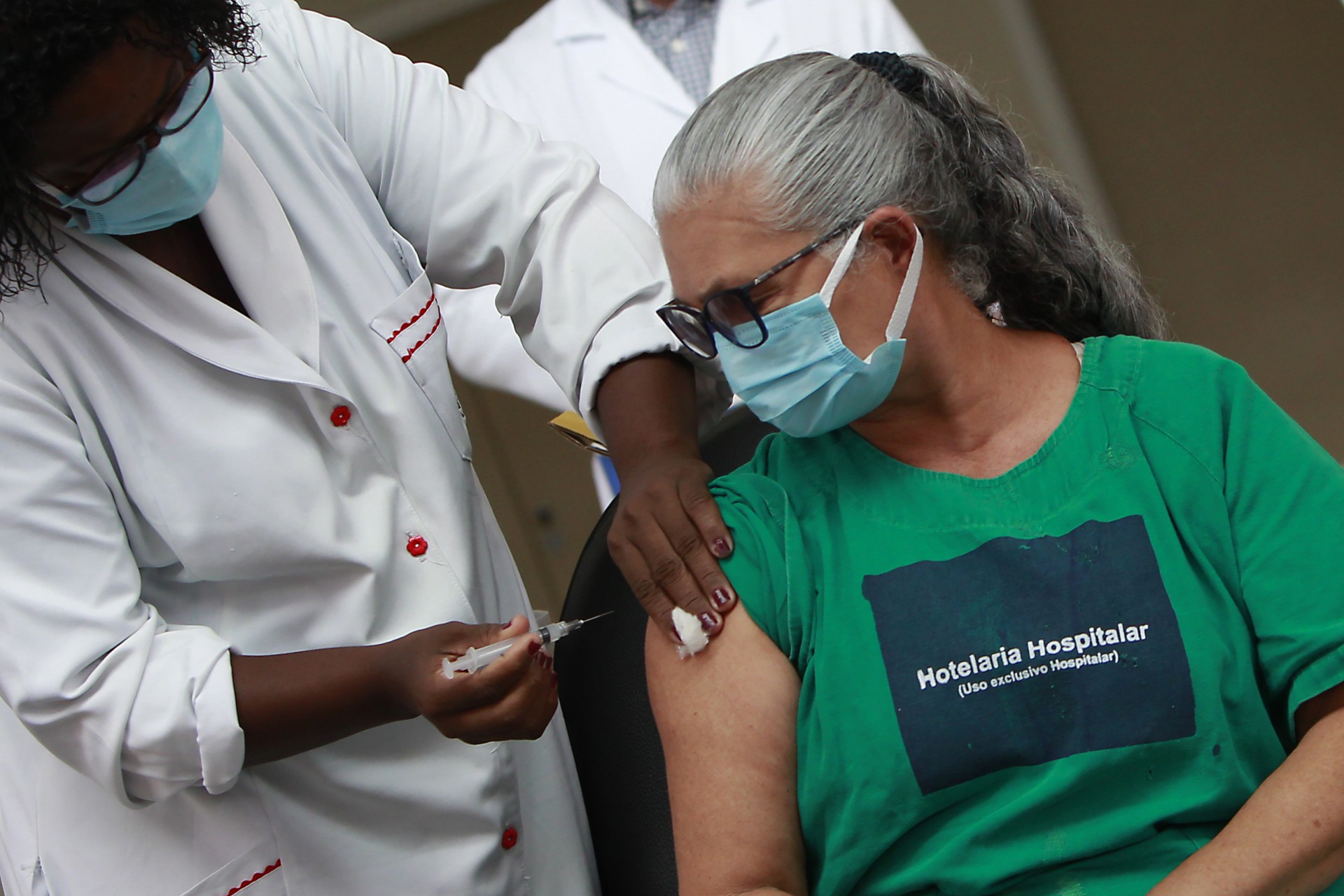 Profissionais do Hospital Municipal Gazolla receberam a segunda dose da Vacina. Na foto, Dulcinéia da Silva Lopes - Luciano Belford/Agência O Dia