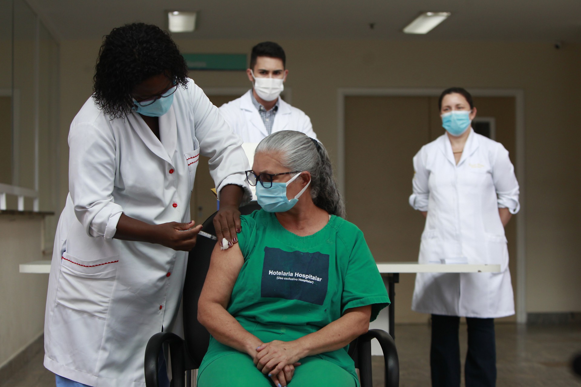 Profissionais do Hospital Municipal Gazolla receberam a segunda dose da Vacina. Na foto, Dulcinéia da Silva Lopes - Luciano Belford/Agência O Dia