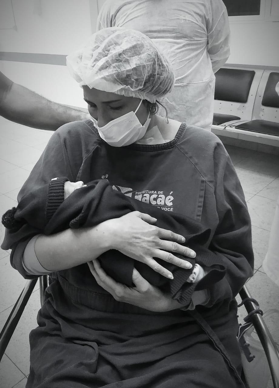 Vágner Ferreira, Alessandra Hosken e o pequeno Arthur: final feliz no Hospital Público de Macaé (HPM).