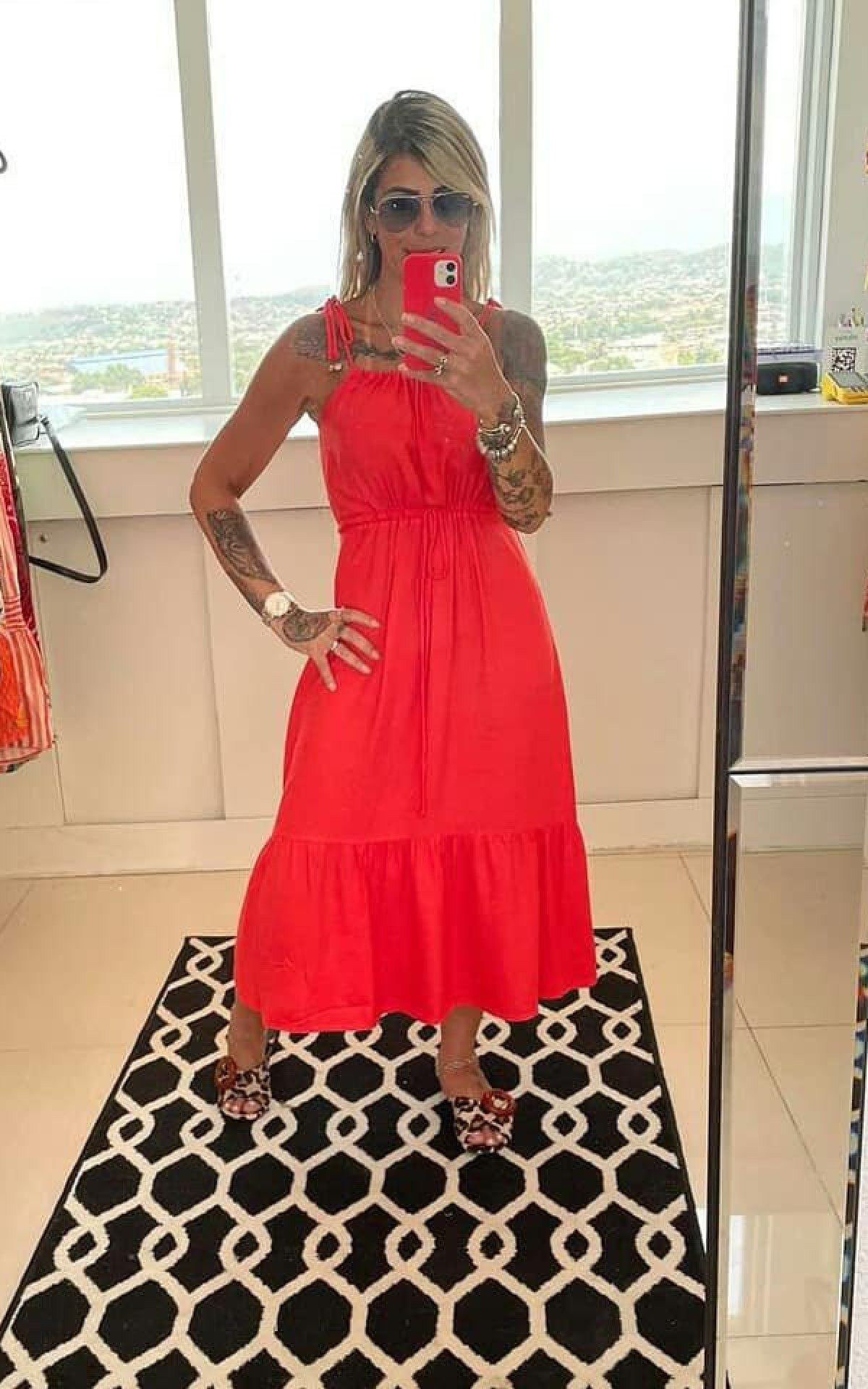 A empreendedora posa com peças de sua loja