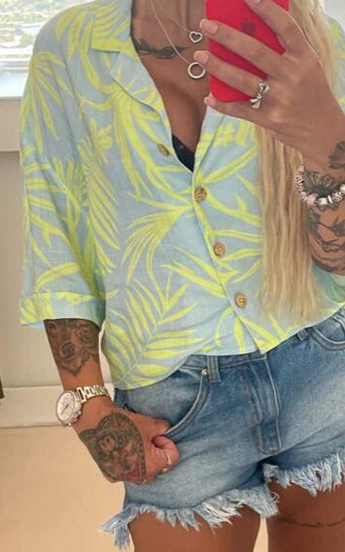 A empreendedora posa com peças de sua loja