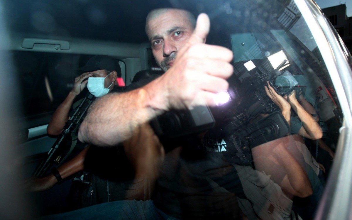 DANIEL SILVEIRA/PRIS&Atilde;O/STF/CELULARES - POL&Iacute;TICA - O deputado federal Daniel Silveira (PSL-RJ) deixa a sede da Pol&iacute;cia Federal (PF) no Rio de Janeiro, nesta quinta-feira, 18, e segue para o Batalh&atilde;o da Pol&iacute;cia Militar ap&oacute;s decis&atilde;o do juiz Airton Vieira, auxiliar do ministro Alexandre de Moraes, do Supremo Tribunal Federal (STF), em audi&ecirc;ncia de cust&oacute;dia realizada nesta quinta. A PF encontrou dois celulares na sala em que Silveira estava preso. De acordo com a corpora&ccedil;&atilde;o, um dos aparelhos foi o mesmo que havia sido apreendido durante o seu encarceramento na &uacute;ltima ter&ccedil;a (16). O ministro Alexandre de Moraes, que assinou o mandado de pris&atilde;o do parlamentar, j&aacute; foi informado sobre os celulares na pris&atilde;o.
 
Foto: WILTON JUNIOR/ESTAD&Atilde;O CONTE&Uacute;DO