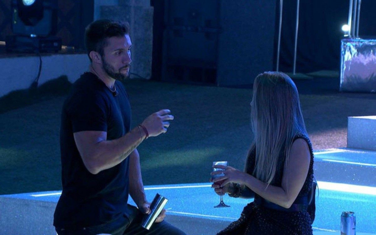 Carla Diaz e Arthur - reprodução da TV Globo