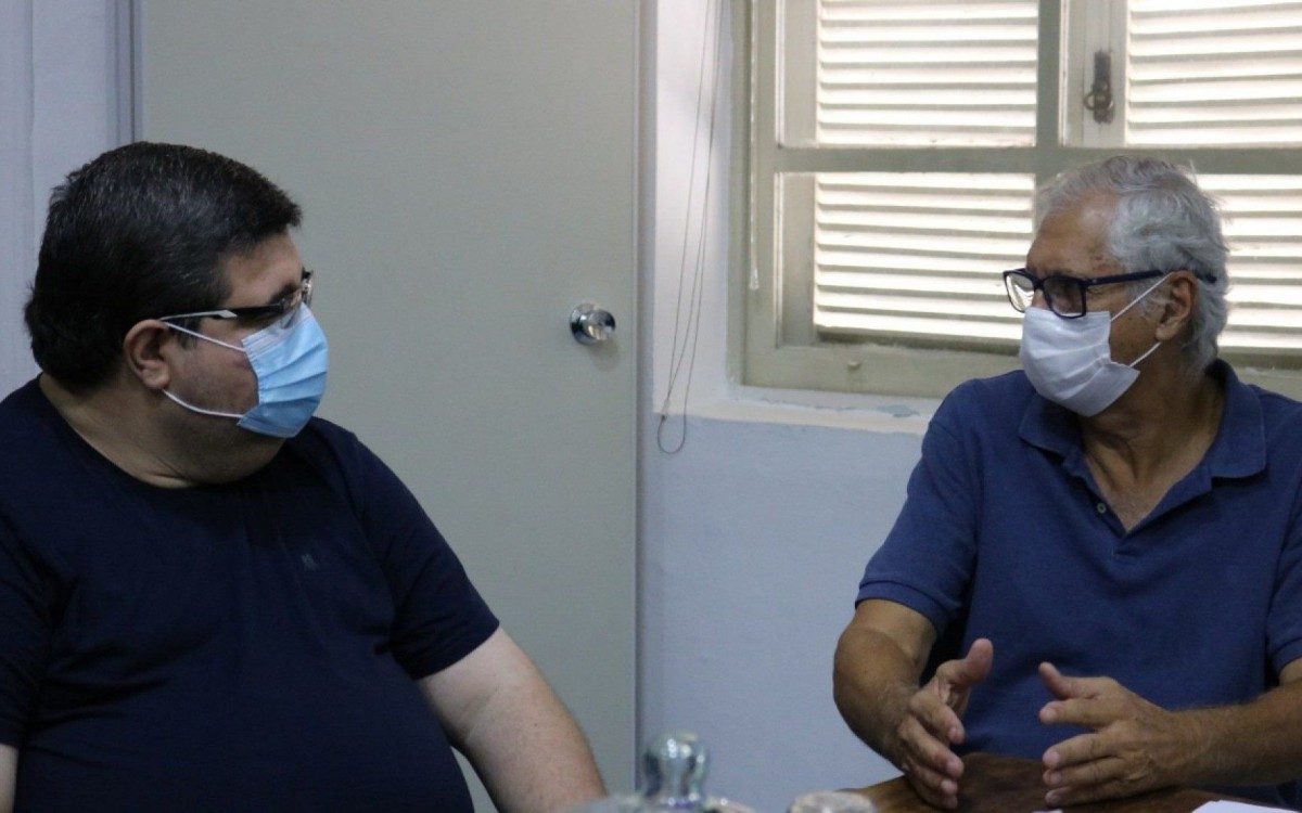 Rubem Vieira (à esq.) conversa com Imberê Alves: prefeitos tiveram encontro de cortesia