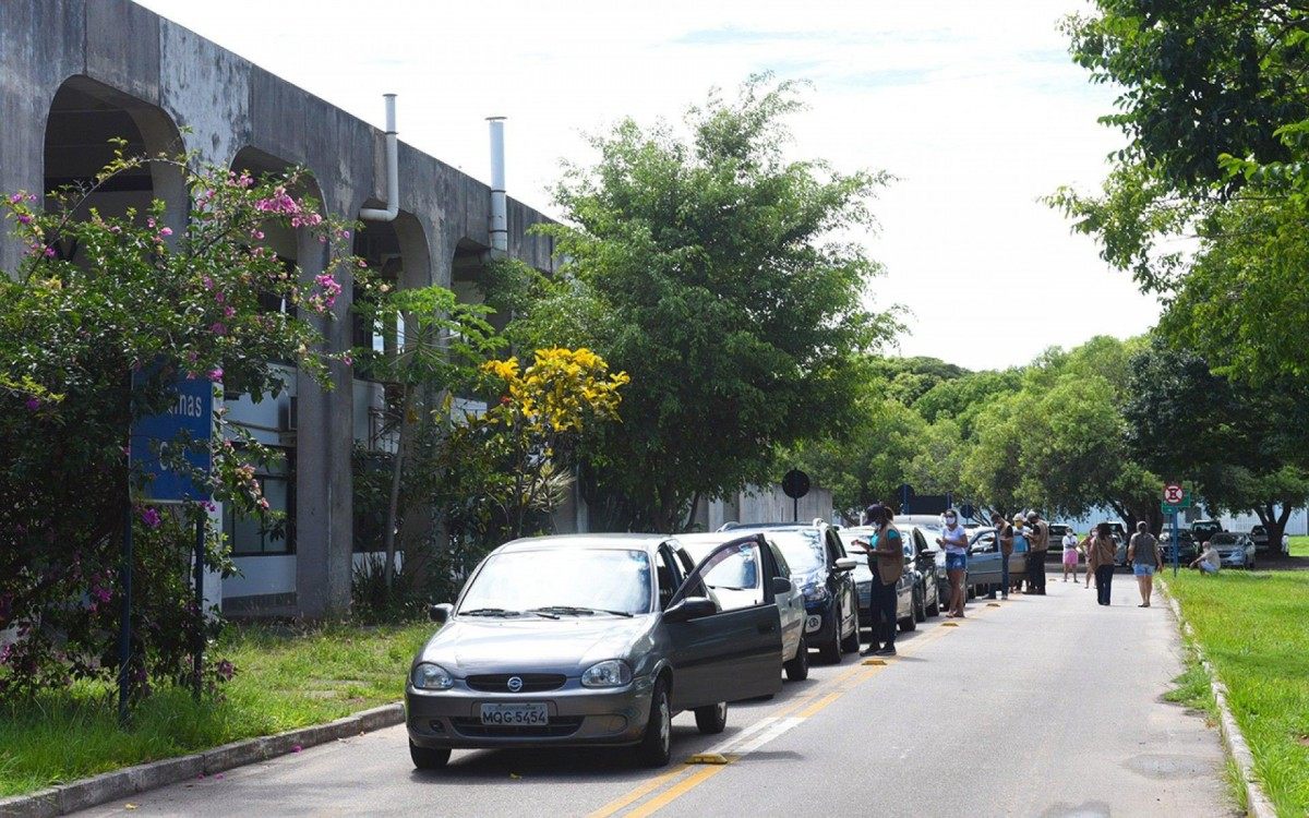 Vacinação através do sistema drive thru na Universidade Estadual do Norte Fluminense (Uenf).