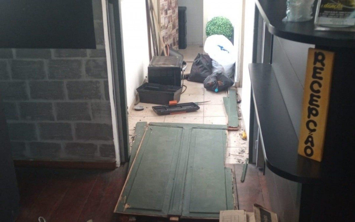 Local foi invadido por criminosos pela porta de trás - Arquivo Pessoal