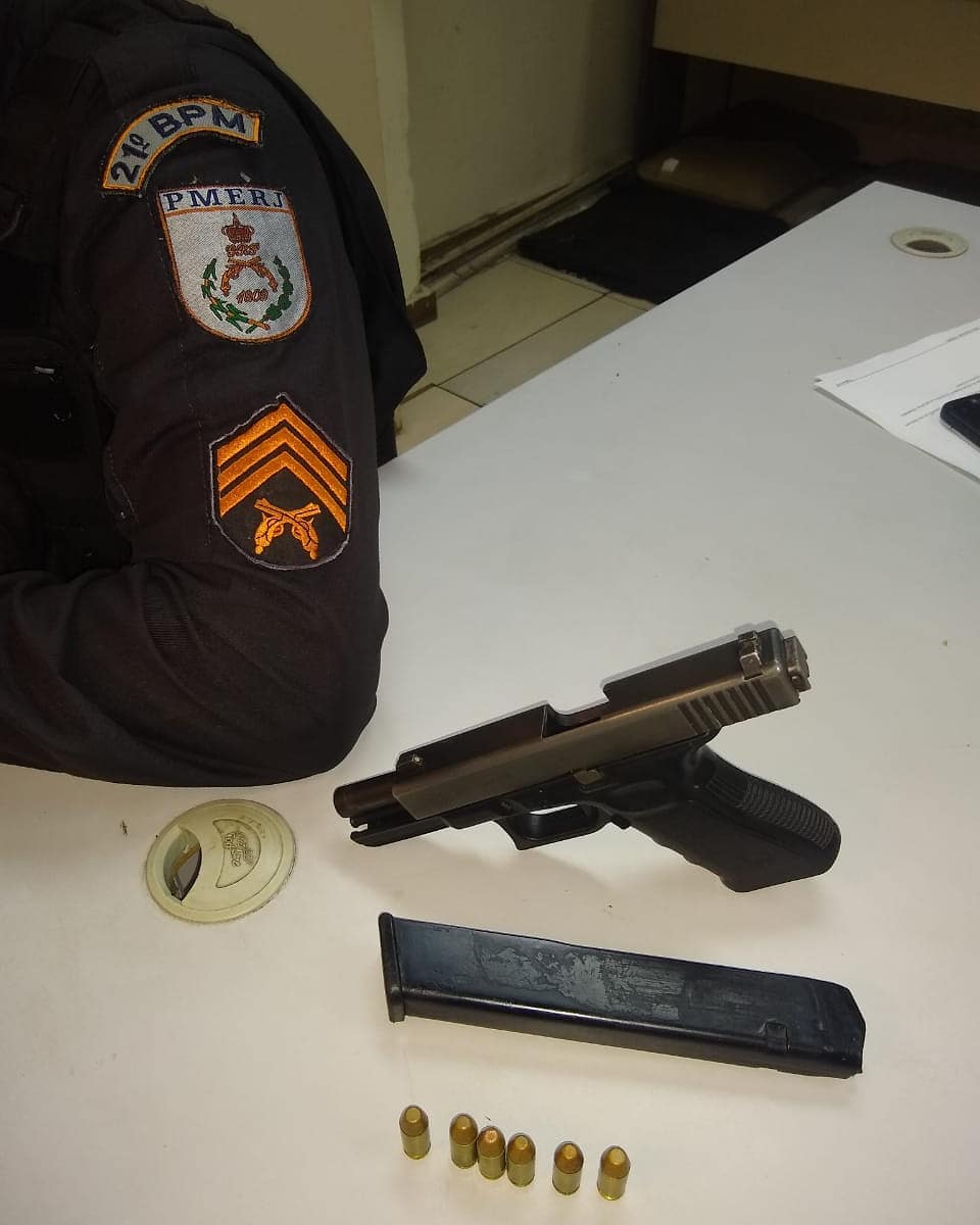 Com o acusado foi apreendido uma pistola cal 40, um carregador e seis munições intactas - 21º BPM