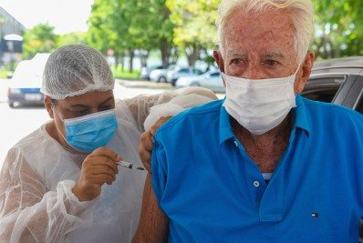 Casal há 75 anos, engenheiro agrônomo de 104 anos e professora de 99 anos são os primeiros vacinados em Campos