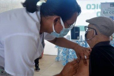 Iguaba Grande vacina idosos acima de 89 anos com a primeira dose 
