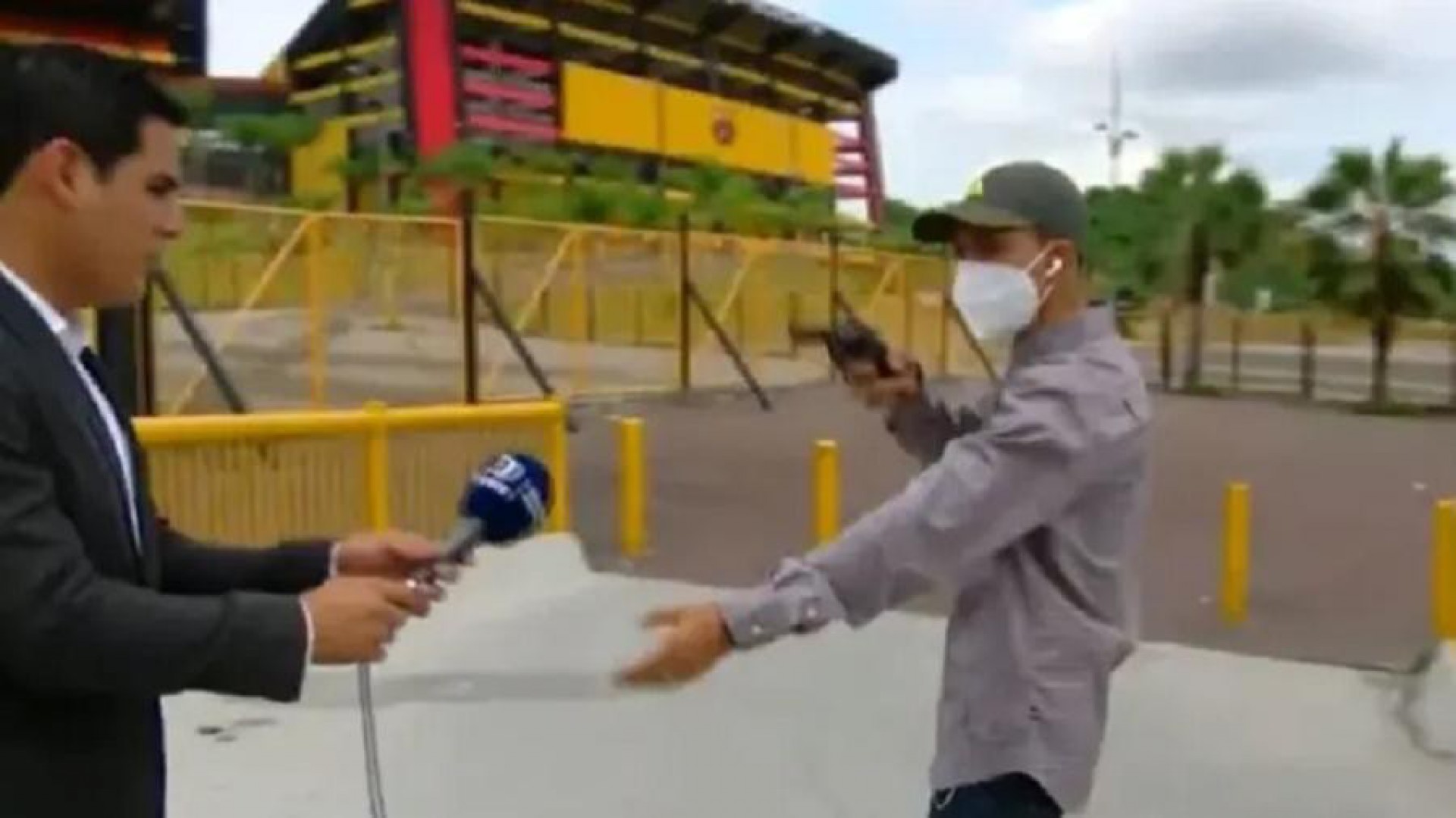 Vídeo: equipe de TV sofre assalto antes de entrada ao vivo em estádio