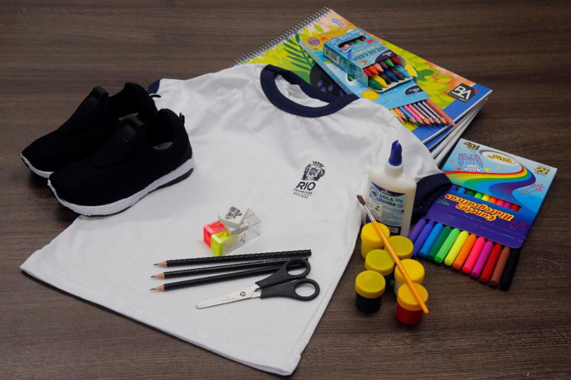 Município entrega material escolar, uniforme e cartão alimentação para alunos a partir desta quinta