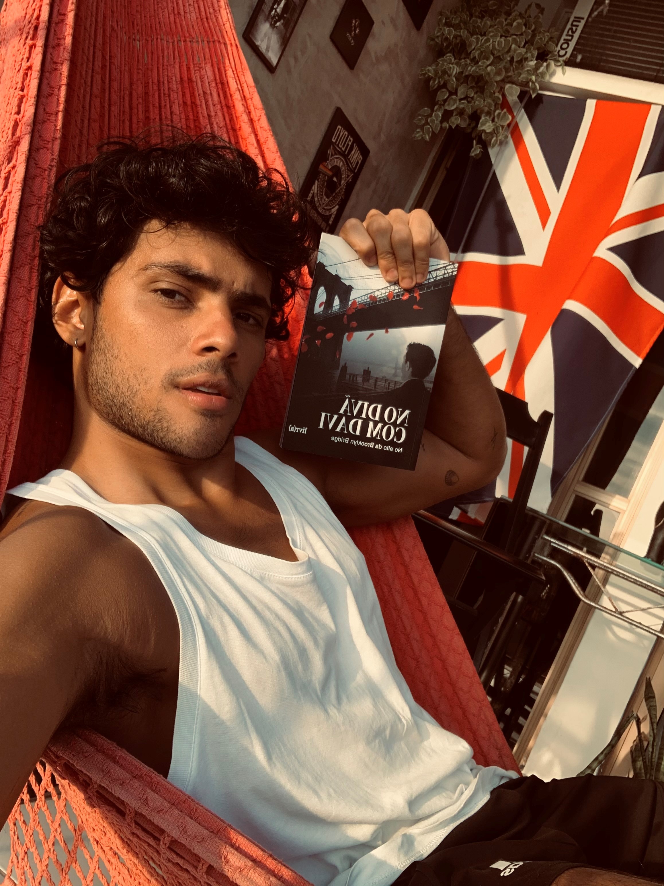 Gabriel Fuentes com o livro 'No Divã com Davi – No Alto da Brooklin Bridge' - Divulgação