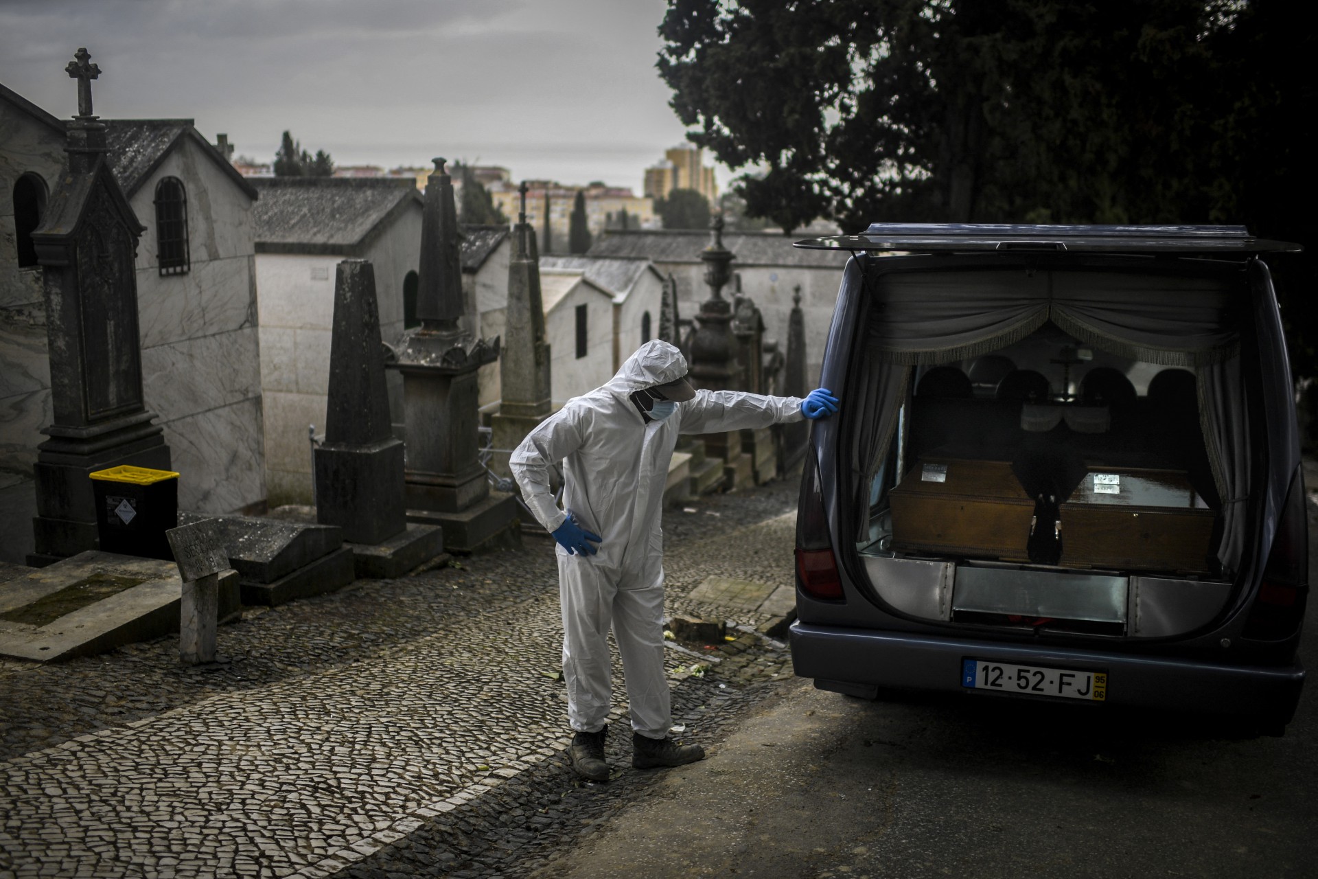 Com pouco mais de 1.5 mil mortes por milhão de habitantes desde o início da pandemia, Portugal está atrás da Itália, mas à frente dos EUA e da Espanha em número proporcional de mortos - AFP