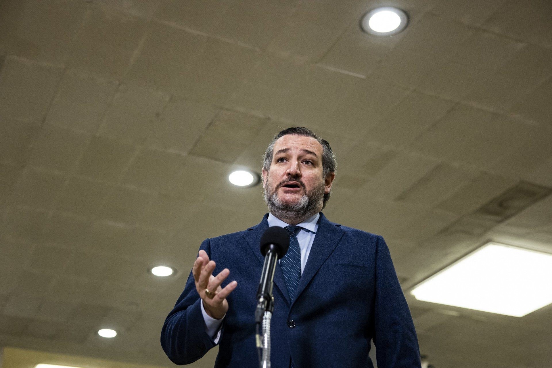 Frio mata 38 nos EUA, e senador do Texas vai para Canc&uacute;n