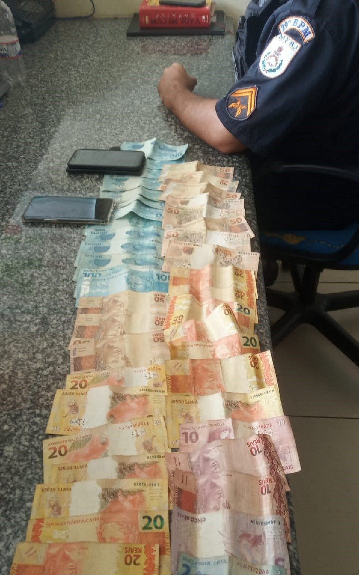 No momento em que estava sendo realizada abordagem, o suspeito recebeu um pedido pelo celular para que comprasse chá de maconha. - Foto: divulgação