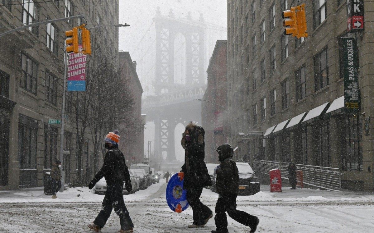 Pessoas caminham pela neve em Nova York, nos Estados Unidos - AFP