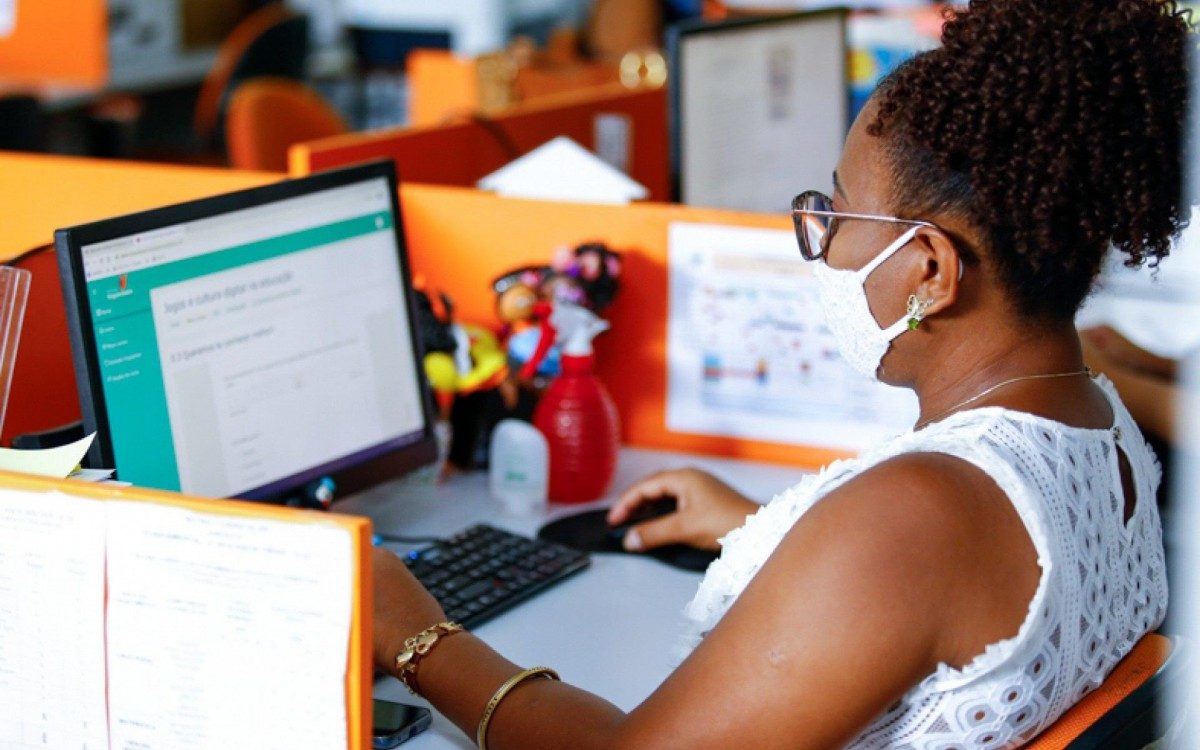 O secretário Denis Macedo conversa com Thatiana Barbosa, que faz curso de podcast - Rafael Barreto/PMBR