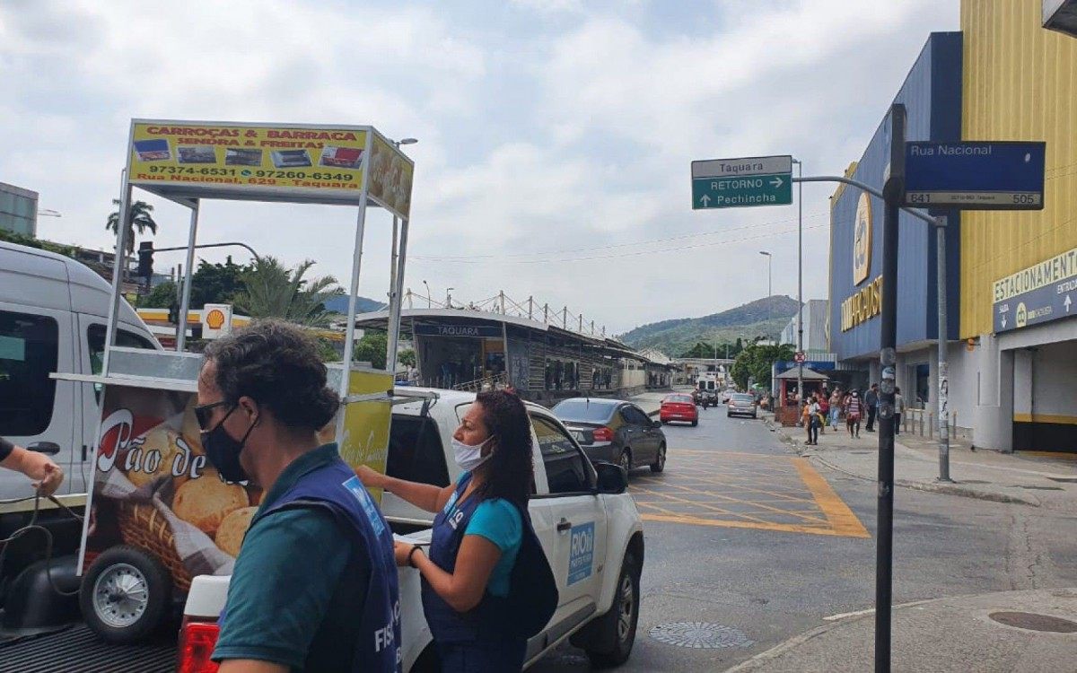 Prefeitura retira construções e lava a jato irregulares em Jacarepaguá

