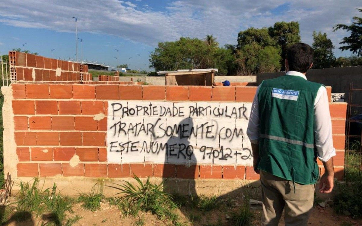 Construção demolida por irregularidade em Guaratiba. - Secretaria do Meio Ambiente