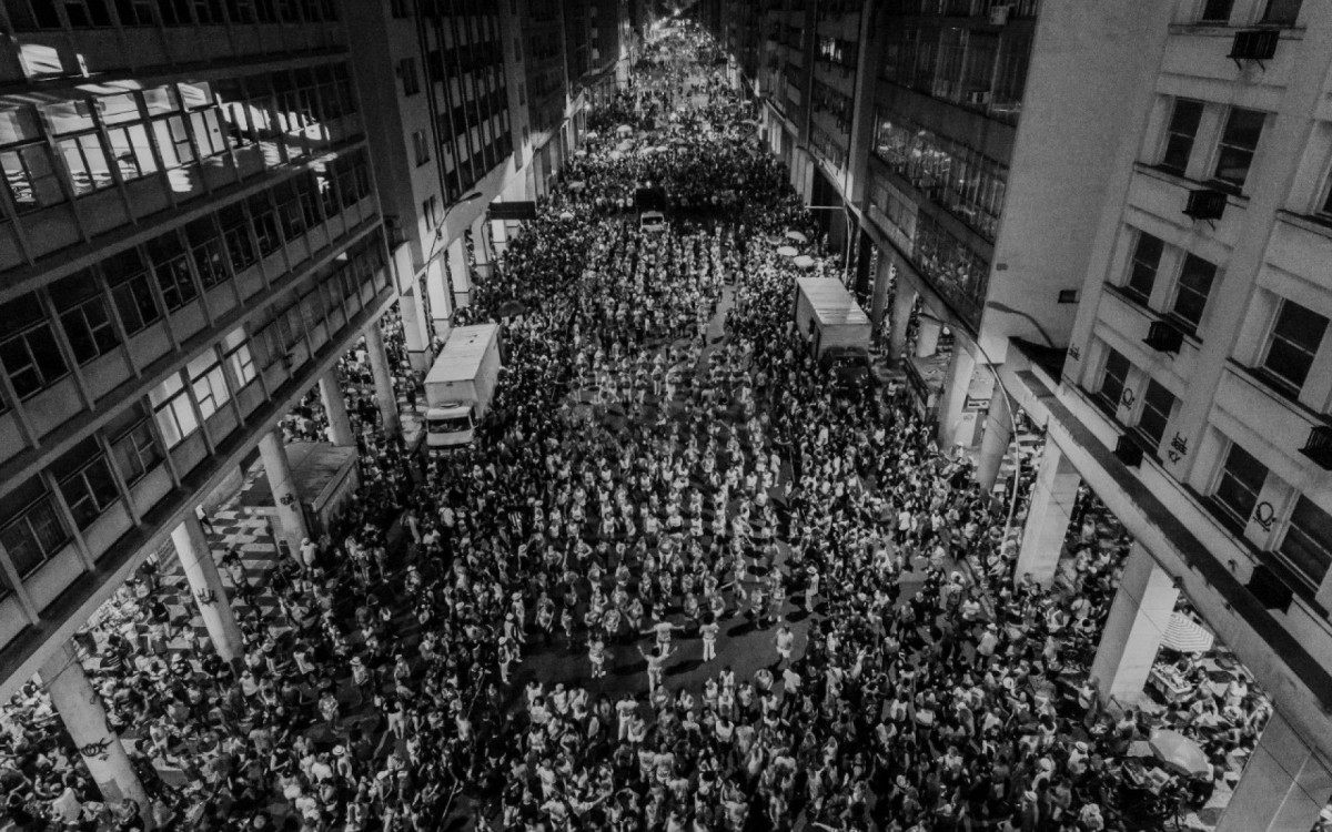 As mais de 400 fotos presentes na mostra começaram a ser produzidas pela dupla de fotógrafos em 2017, quando a agremiação de Niterói, ainda no Grupo de Acesso, se preparava para o espetáculo de 2018