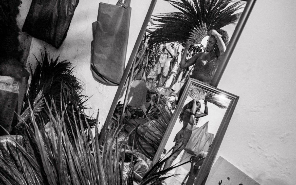 As mais de 400 fotos presentes na mostra começaram a ser produzidas pela dupla de fotógrafos em 2017, quando a agremiação de Niterói, ainda no Grupo de Acesso, se preparava para o espetáculo de 2018