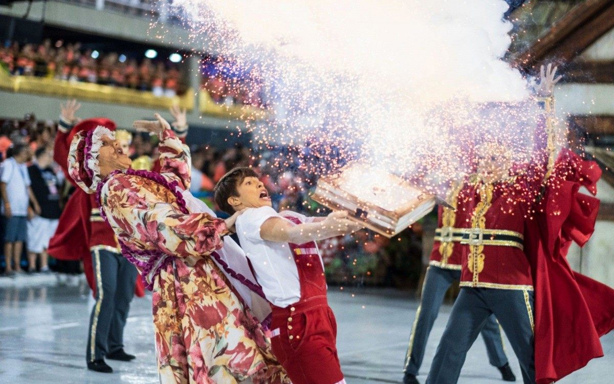 As mais de 400 fotos presentes na mostra começaram a ser produzidas pela dupla de fotógrafos em 2017, quando a agremiação de Niterói, ainda no Grupo de Acesso, se preparava para o espetáculo de 2018