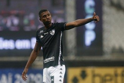 Dirigente diz que São Paulo interrompeu negociação por Kanu após exigências do Botafogo