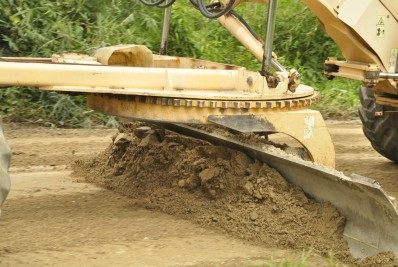 Prefeitura de Magé recupera estradas para escoamento agrícola