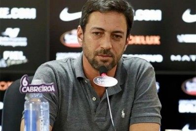 Presidente do Corinthians descarta possibilidade de contratar David Luiz