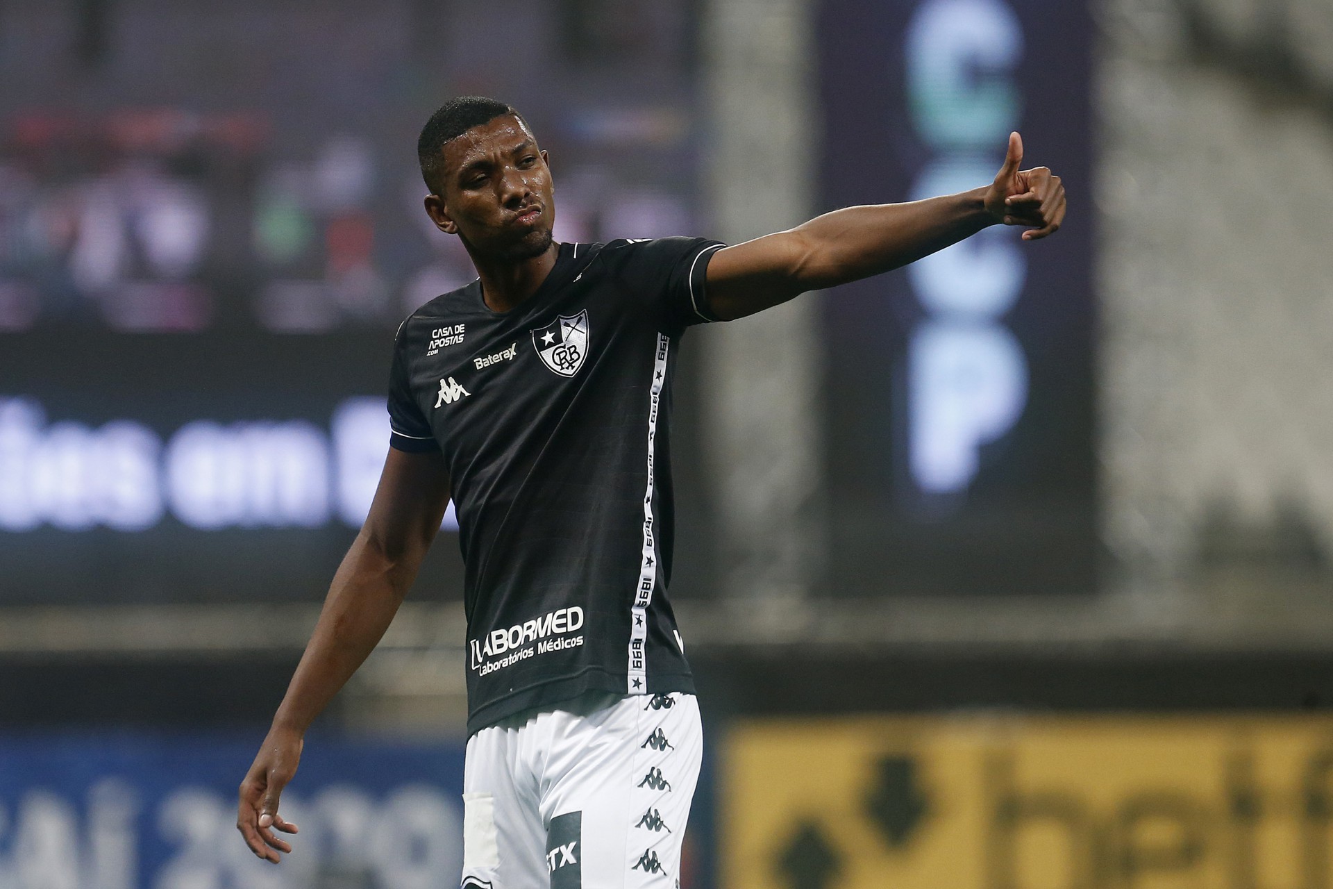 Botafogo faz contraproposta ao São Paulo pela venda Kanu