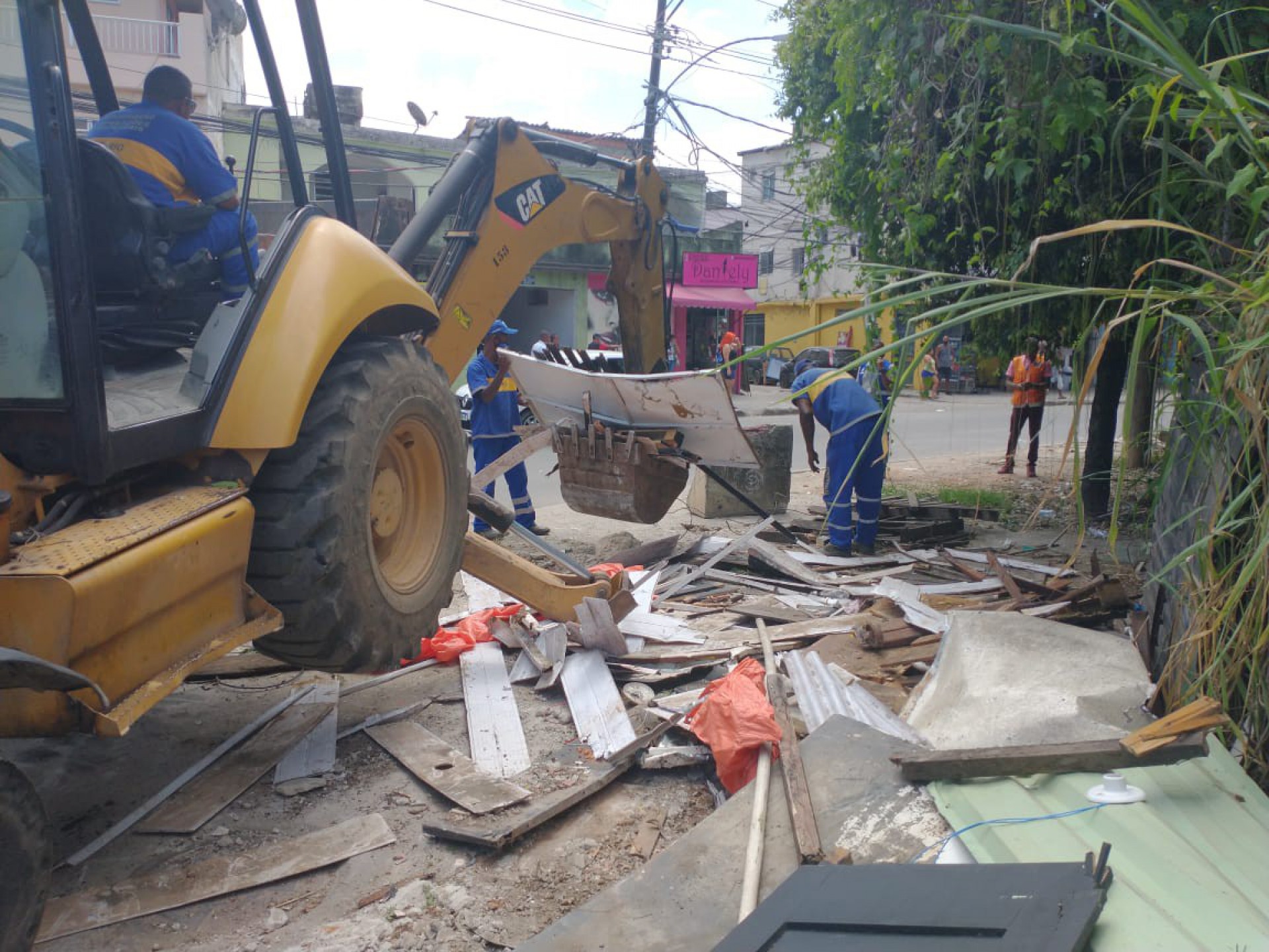 Prefeitura retira construções irregulares em Jacarepaguá