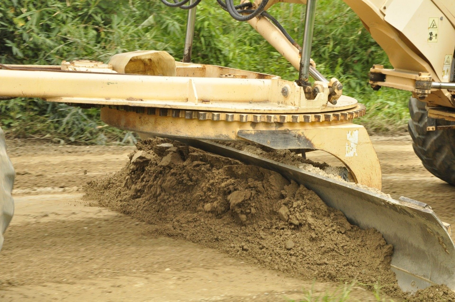 Prefeitura de Magé recupera estradas para escoamento agrícola