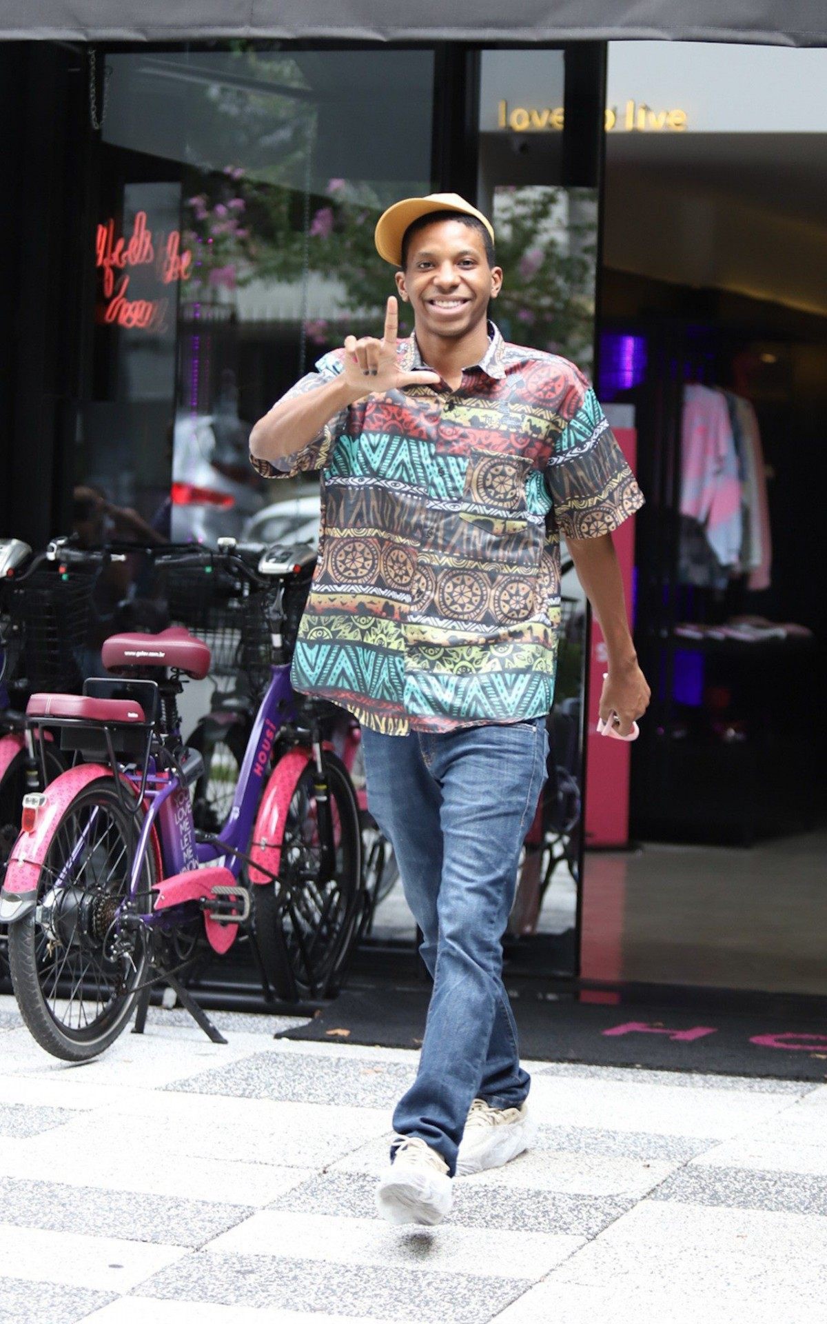 Lucas Penteado deixa hotel em S&atilde;o Paulo acompanhado por uma prima