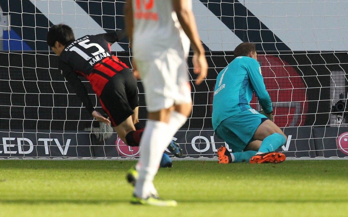 Japonês Daichi Kamada marca o primeiro gol da vitória do Eintracht Frankfurt  sobre o Bayern de Munique - AFP