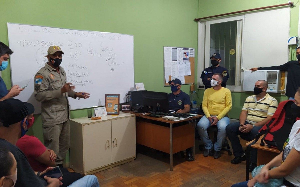 Participaram da reunião do Gabinete de Crise representantes das secretarias municipais de Segurança Pública e Defesa Civil; Assistência Social e Habitação; Educação, Esporte e Lazer e Saúde.
