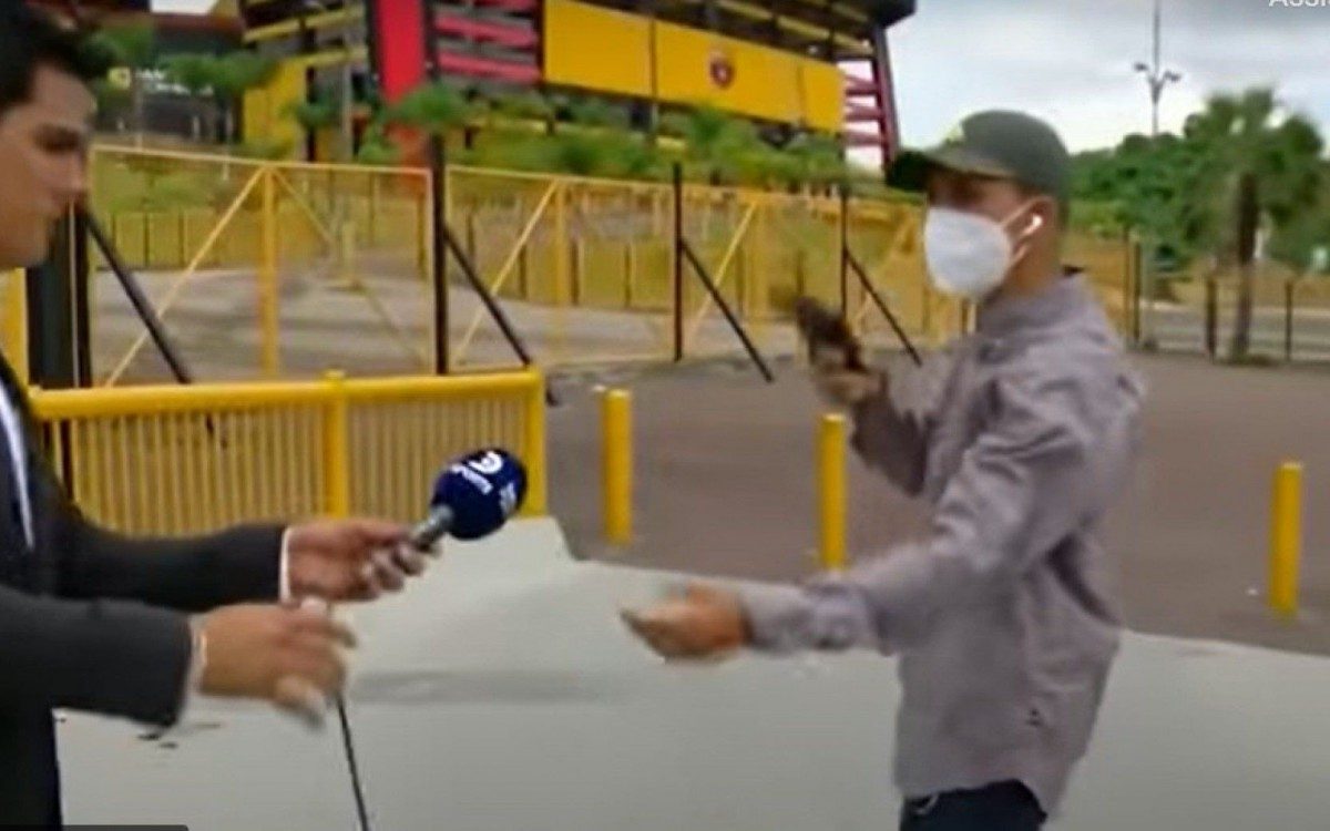 Equipe de reportagem sofre assalto - Reprodução