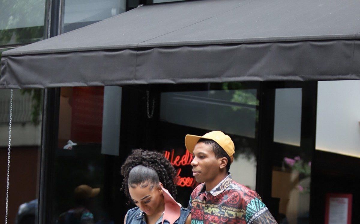 Lucas Penteado deixa hotel em S&atilde;o Paulo acompanhado por uma prima