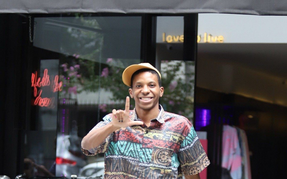 Lucas Penteado deixa hotel em S&atilde;o Paulo acompanhado por uma prima