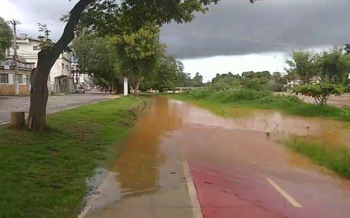 Av. Senador Francisco Sá Tinoco (Beira Rio), no Centro de Itaperuna, no Noroeste Fluminense, apresenta pontos de alagamentos - Foto: Jorge Luiz online/divulgação