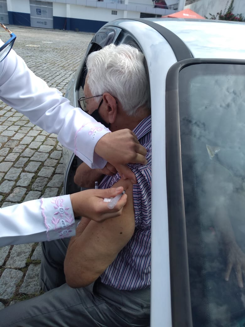 Alécio Balzana, 97 anos, recebendo a primeira dose da CoronaVac no Dona Alba neste sábado (20). 