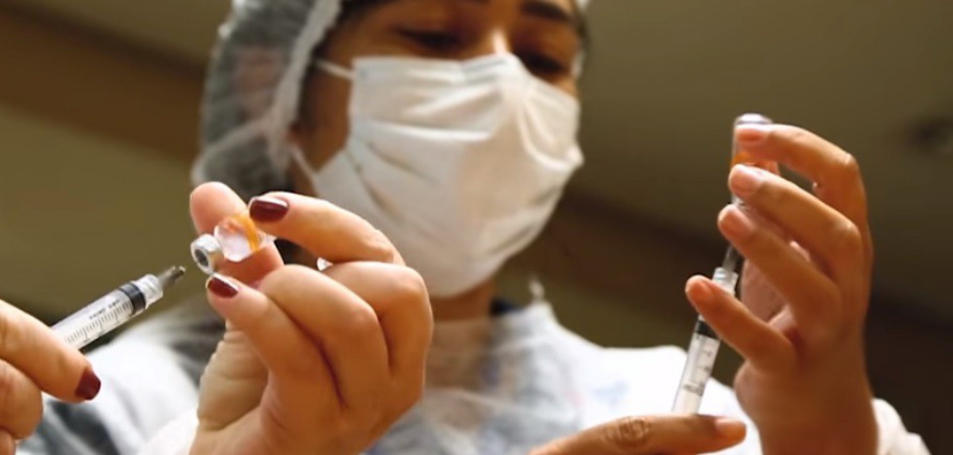 Adaptação das vacinas de Oxford e Coronavac para novas variantes poderia levar até dois meses