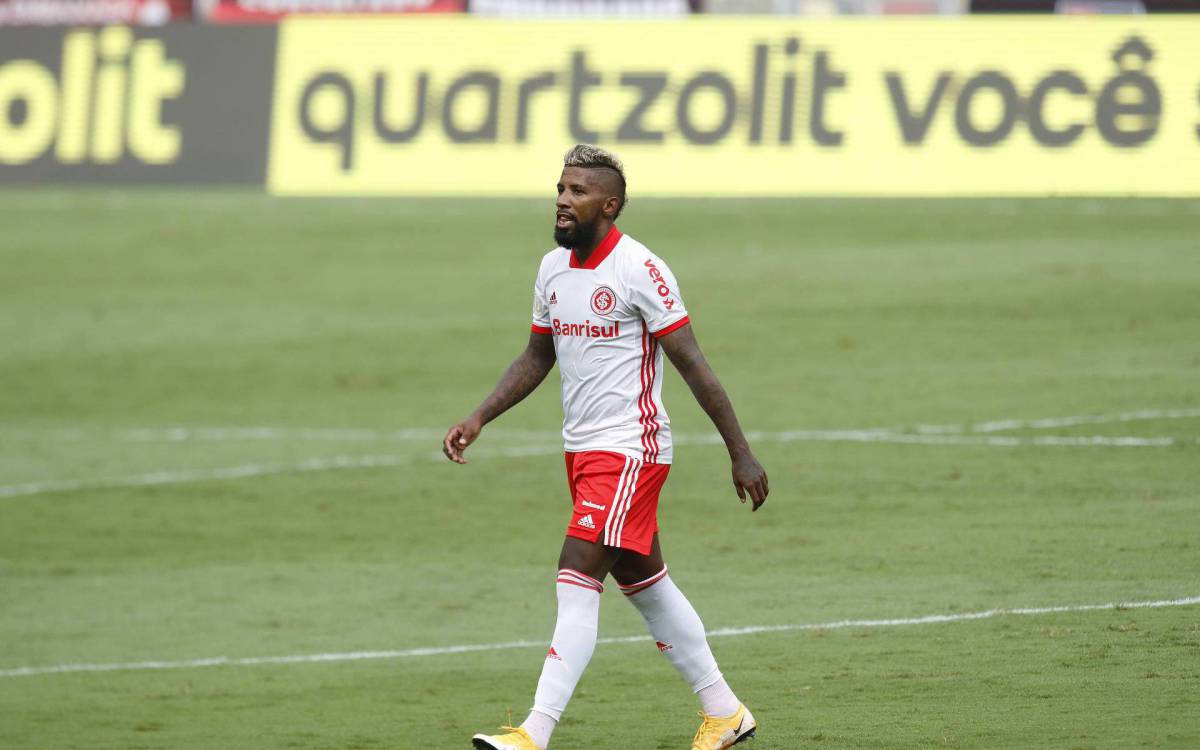 Rodinei deixando o campo apos expuls&atilde;o - Reginaldo Pimenta / Agencia O Dia