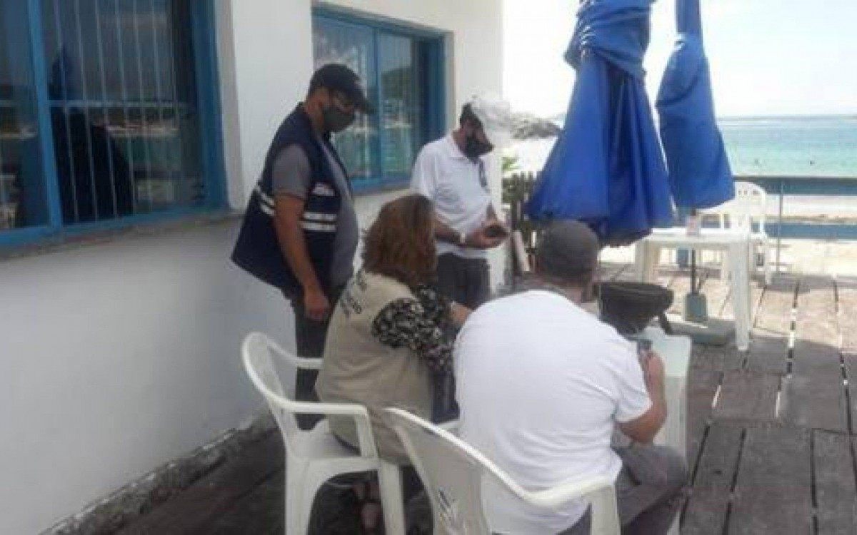 A Prefeitura de Cabo Frio notificou e multou em R$ 5 mil os proprietários) do estabelecimento que não tem autorização para funcionar como bar