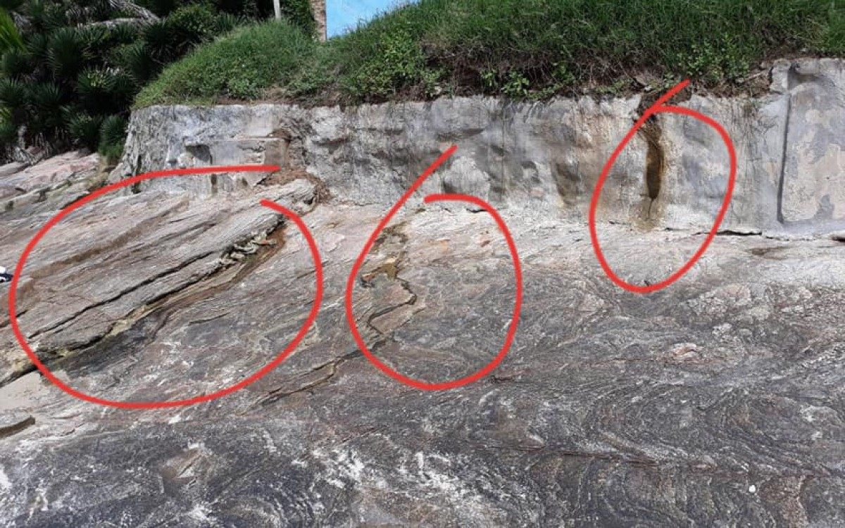 Erosão provocada pelo despejo de esgoto in natura por décadas na encosta e beira mar