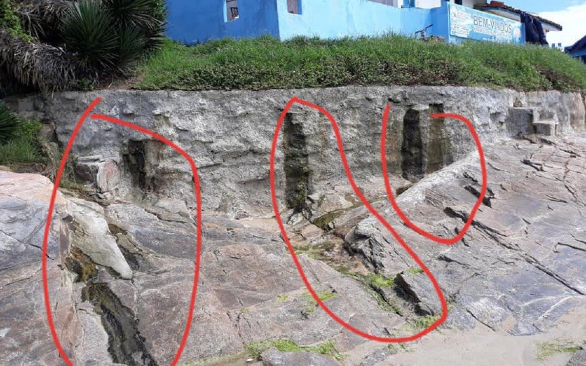 Erosão provocada pelo despejo de esgoto in natura por décadas na encosta e beira mar