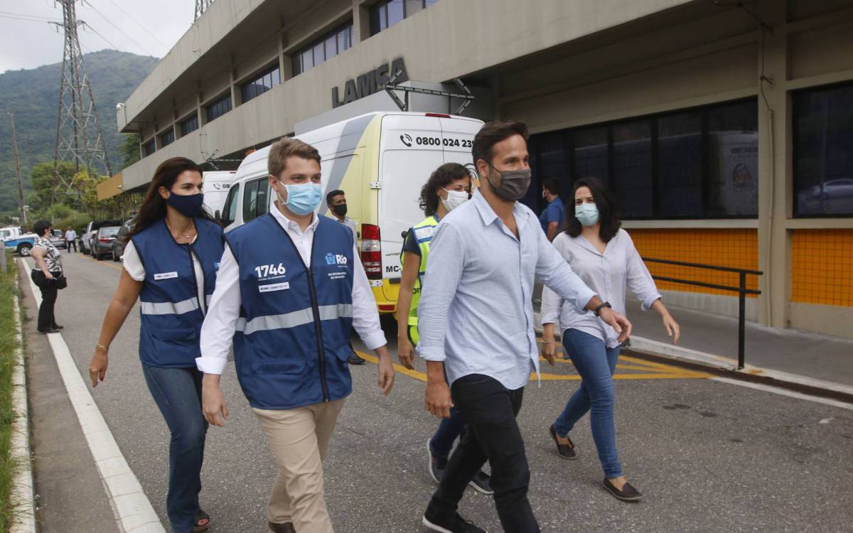 Geral - Prefeitura do Rio faz inventario de bens em edifício da ex-concessionaria Lamsa.A açao tem a participaçao de quatro secretarias do municipio, CET Rio, Comlurb e da Guarda Municipal. O grupo deve fazer o levantamento dos bens da concessionaria. Foi possivel ver algumas areas da via com lixo. Na foto, Marcelo Calero, calça preta, Secretario de Governo e Integridade durante a açao na Lamsa. - Reginaldo Pimenta / Agencia O Dia