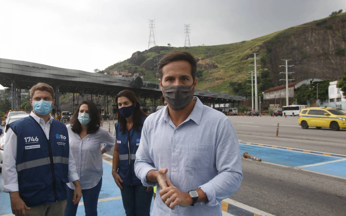 Geral - Prefeitura do Rio faz inventario de bens em edifício da ex-concessionaria Lamsa.A açao tem a participaçao de quatro secretarias do municipio, CET Rio, Comlurb e da Guarda Municipal. O grupo deve fazer o levantamento dos bens da concessionaria. Foi possivel ver algumas areas da via com lixo. Na foto, Marcelo Calero, calça preta, Secretario de Governo e Integridade durante a açao na Lamsa.