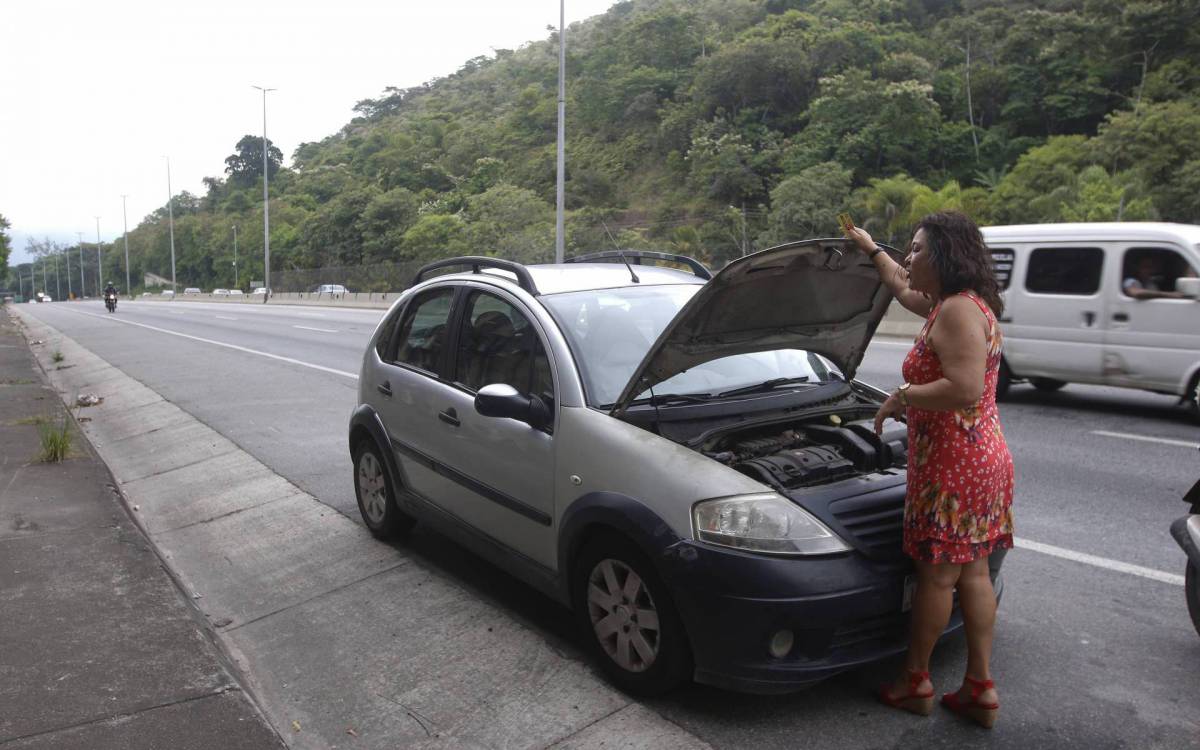 Geral - Prefeitura do Rio faz inventario de bens em edifício da ex-concessionaria Lamsa.A açao tem a participaçao de quatro secretarias do municipio, CET Rio, Comlurb e da Guarda Municipal. O grupo deve fazer o levantamento dos bens da concessionaria. Foi possivel ver algumas areas da via com lixo. Na foto, veiculo com problema parado na via.